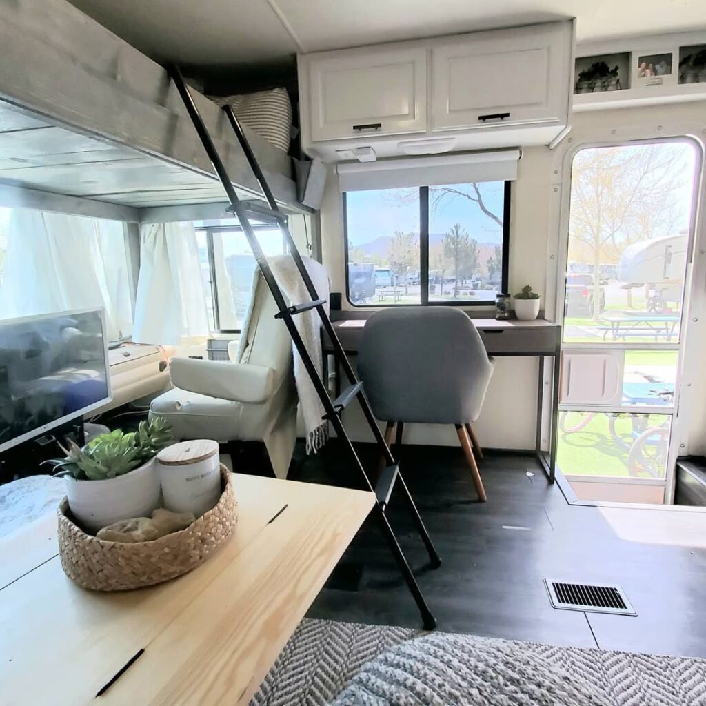 Multifunctional Work-and-Sleep Spaces